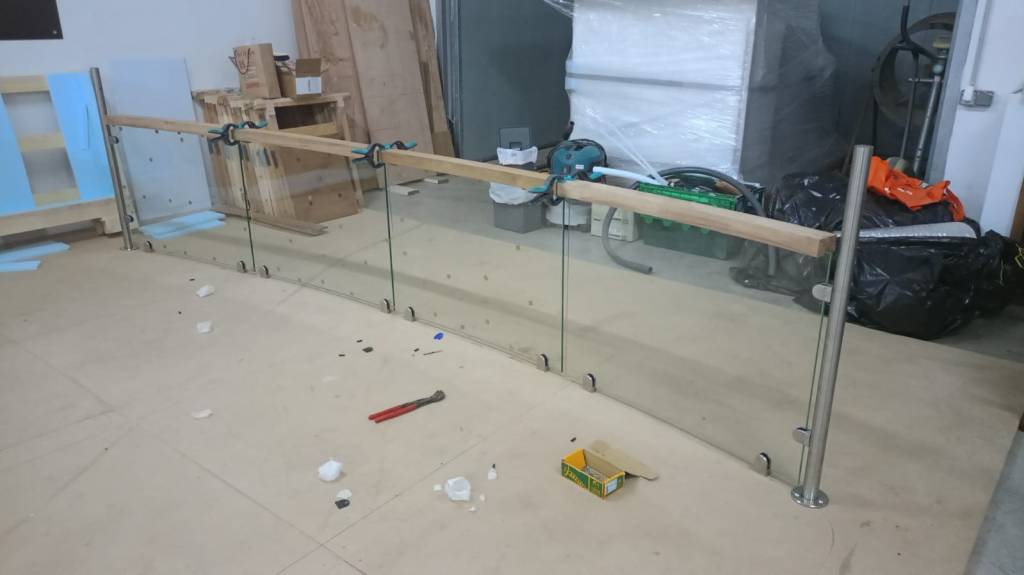 SL '83 New glass fence and handrail